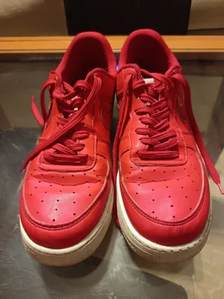 Nike Air Force 1 Roja y Dorada