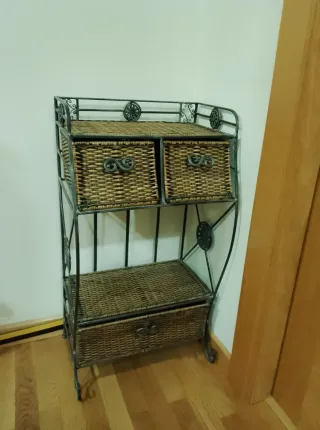 Scaffale in ferro battuto con cesti in vimini