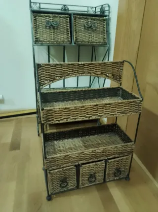 Scaffale in ferro battuto con cesti in vimini