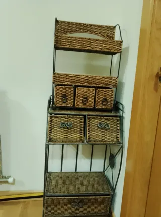 Scaffale in ferro battuto con cesti in vimini