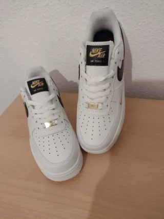 Nike Air Force 1 Blancas y Doradas