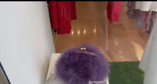 Bolso de fiesta morado con plumas