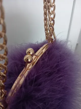 Bolso de fiesta morado con plumas
