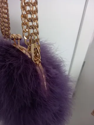 Bolso de fiesta morado con plumas
