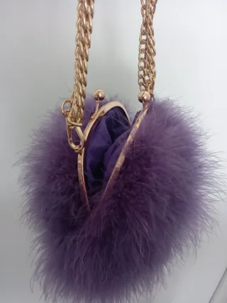 Bolso de fiesta morado con plumas