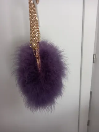 Bolso de fiesta morado con plumas