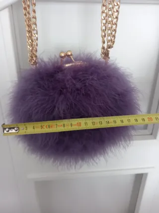 Bolso de fiesta morado con plumas