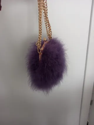 Bolso de fiesta morado con plumas