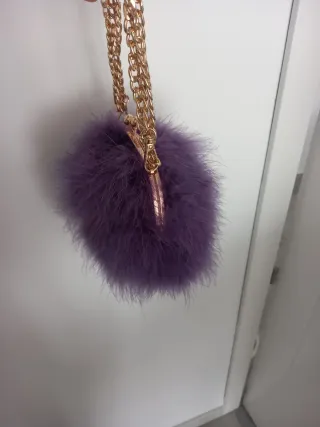 Bolso de fiesta morado con plumas