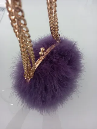 Bolso de fiesta morado con plumas