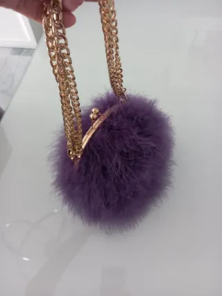 Bolso de fiesta morado con plumas