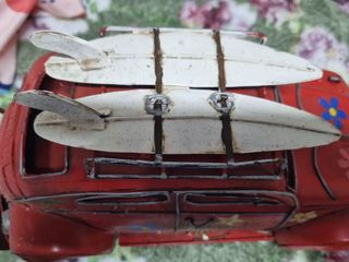 Coche de metal rojo estilo surfista