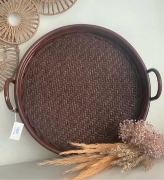 Bandeja redonda de rafia y madera