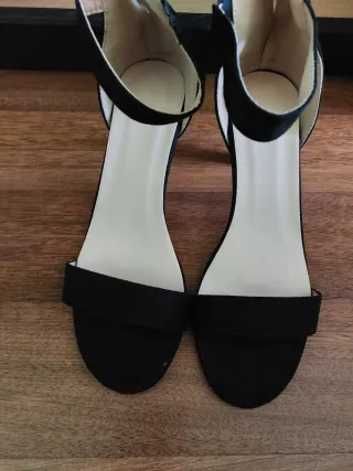 Sandalias tacón negras,2 pares cada uno 10e