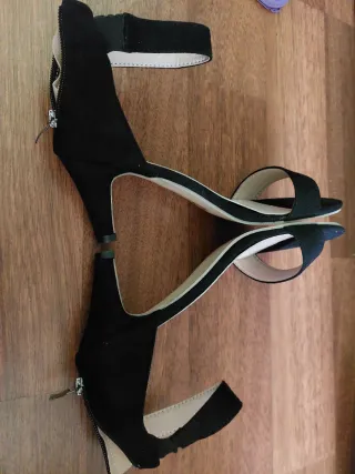 Sandalias tacón negras,2 pares cada uno 10e