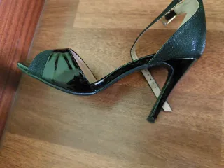 Sandalias tacón negras,2 pares cada uno 10e