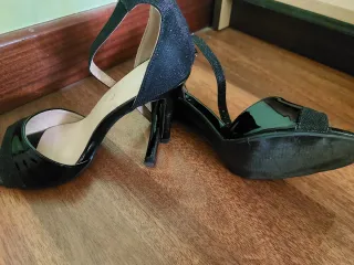 Sandalias tacón negras,2 pares cada uno 10e