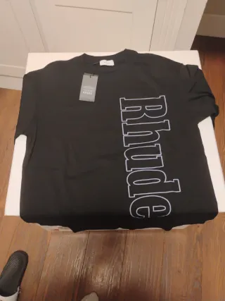 Camiseta Rhude Negra Logo Vertical