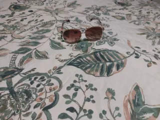 Gafas de sol doradas con detalles rosas