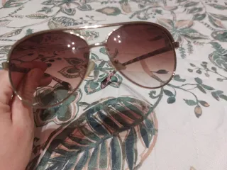 Gafas de sol doradas con detalles rosas