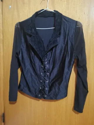 Camiseta negra con cordón y mangas de malla