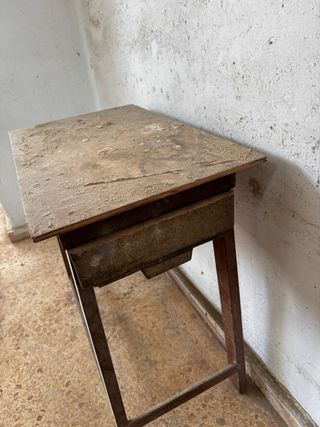 Mesa antigua de trabajo con cajón