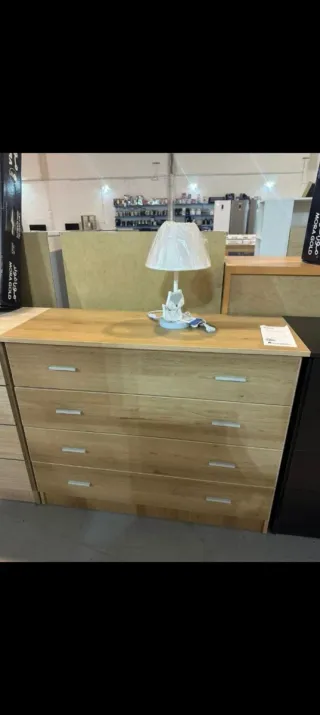 Cómoda de madera blanca