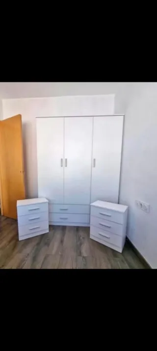 Cómoda de madera blanca