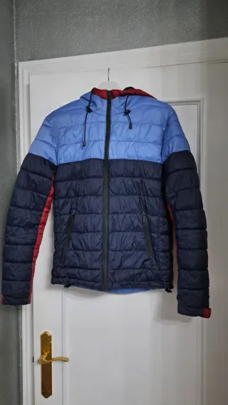 Chaqueta acolchada Zara azul y roja