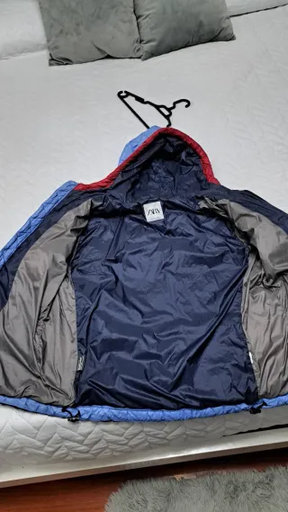 Chaqueta acolchada Zara azul y roja