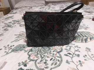 Bolso negro geométrico
