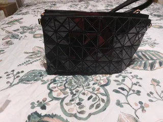 Bolso negro geométrico