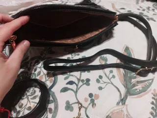 Bolso negro geométrico