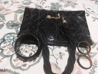 Bolso negro geométrico