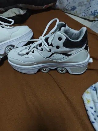 Zapatillas con ruedas blancas y negras