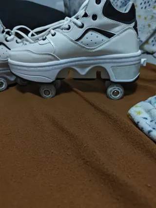 Zapatillas con ruedas blancas y negras