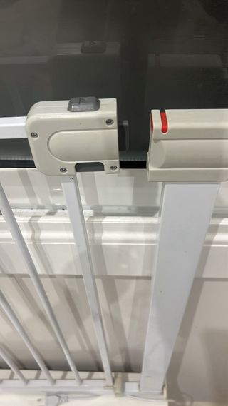 Barrera seguridad bebés y mascotas blanca