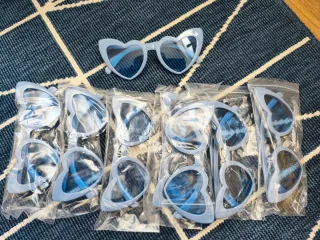 Gafas de sol corazón azules para disfraces.