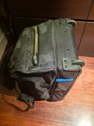 Gran bolsa o maleta de viaje con ruedas.