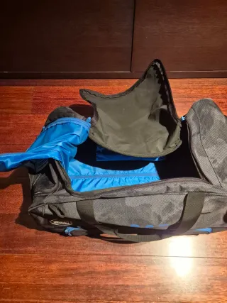Gran bolsa o maleta de viaje con ruedas.