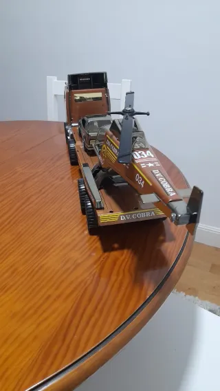 Camión Transportador con Helicóptero y Coche Gozán