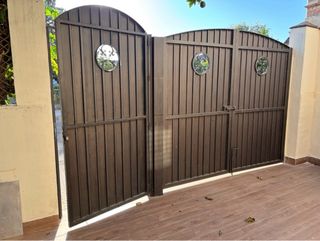 Puerta de garaje y peatonal