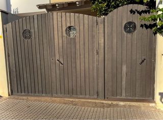 Puerta de garaje y peatonal