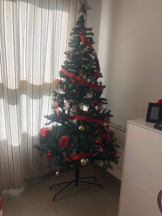 Árbol de Navidad con adornos