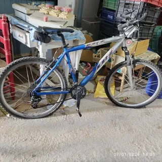 Bicicleta azul sin usar ,