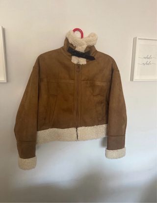 Cazadora aviador marrón y blanca.