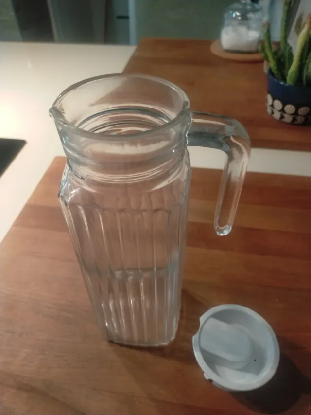 Caraffa in vetro con coperchio