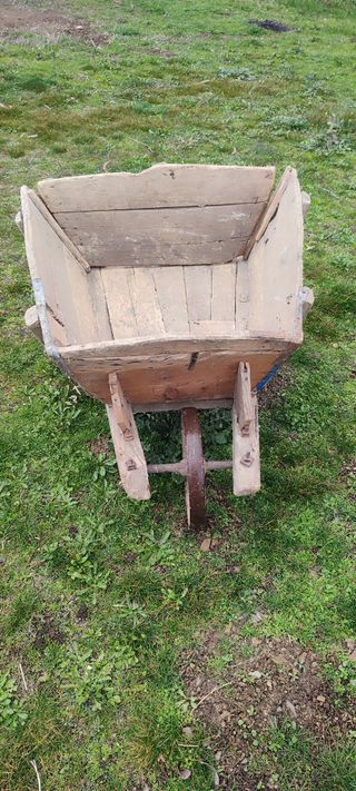 Carretilla de madera y metal