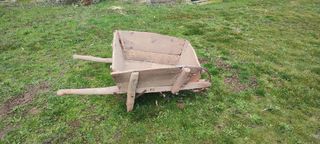 Carretilla de madera y metal