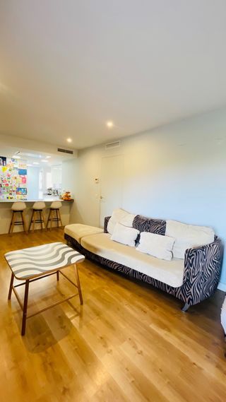 2 Sofás 4 plazas + puf muycómodo beige&animalprint